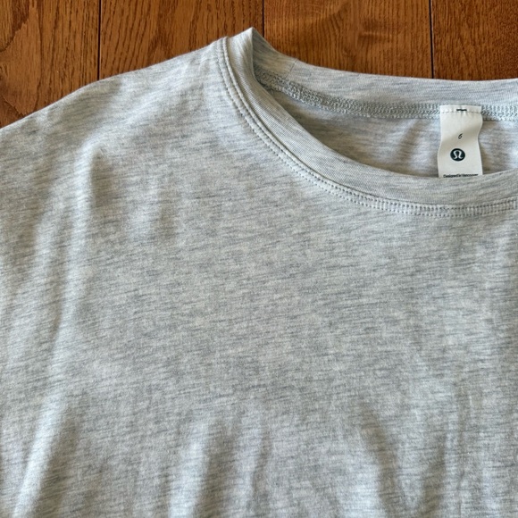 Lululemon NWT size 6 Cates Tee
Heathered Core Ultra Light Grey - Picture 2 of 8